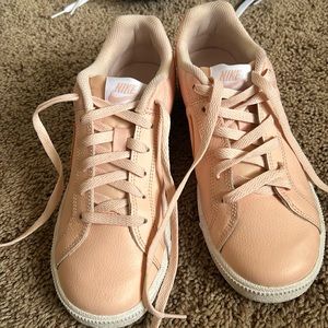 Used Nike court women’s size 8 shoes. Used condition, but only used a few times.